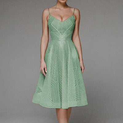 Elegantes damenkleid mit offenem rücken