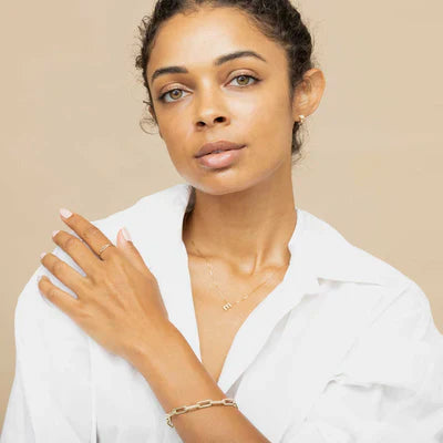 Goldene Halskette mit Anfangsbuchstaben für Liebesbriefe