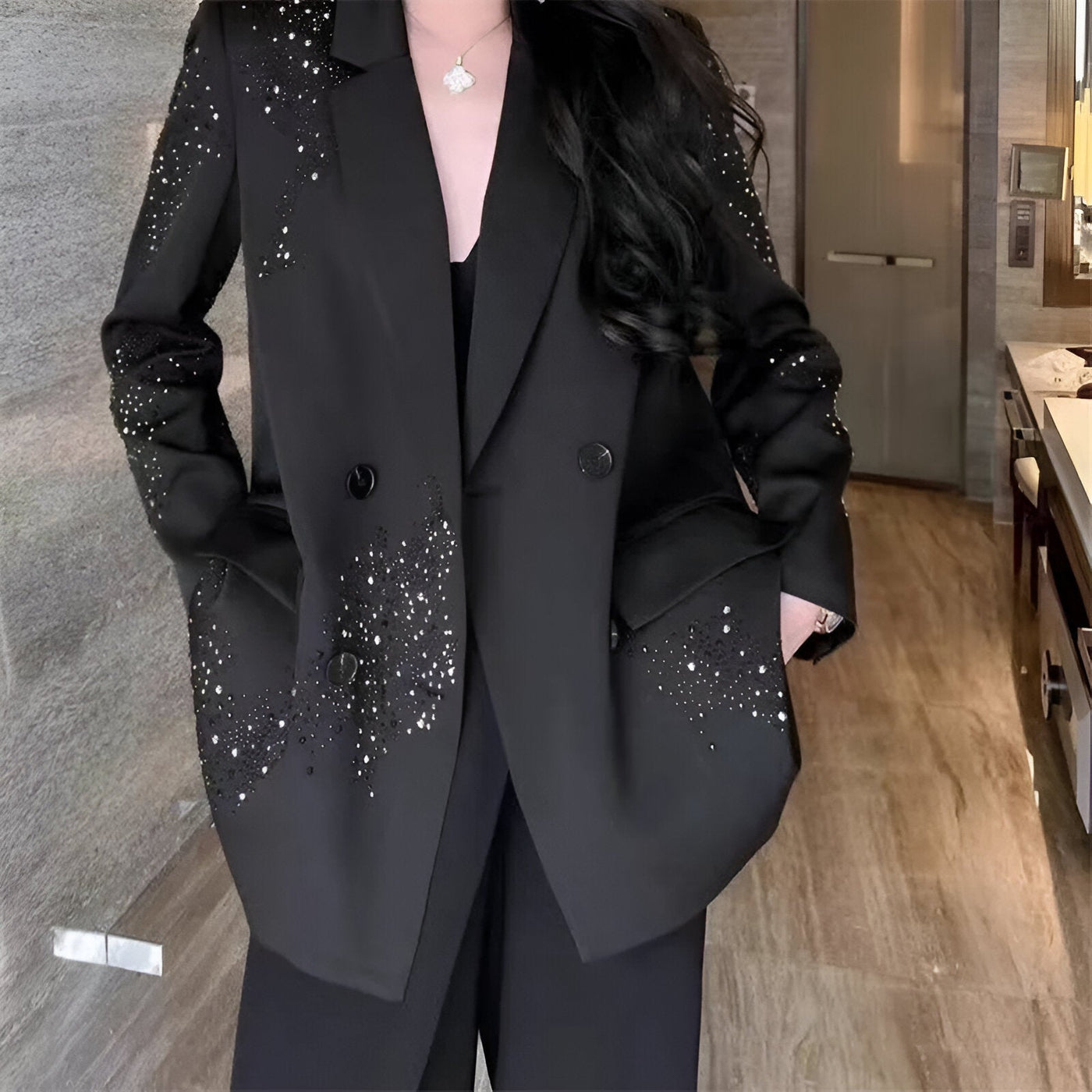 Emanuelle | Funkelnde Eleganz – Strass Schwarzer Blazer