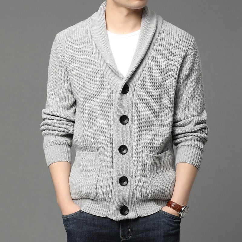 Herren Strickjacke mit hoch geschlossenem Kragen und praktischen Taschen Aliams