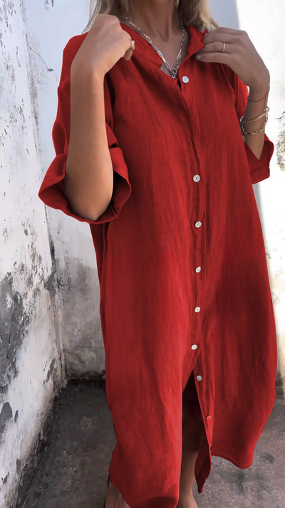 Langes kleid im hemdenstil