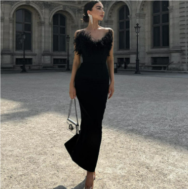 Damen Schulterfreies Feder Detail Abendkleid | Maxi