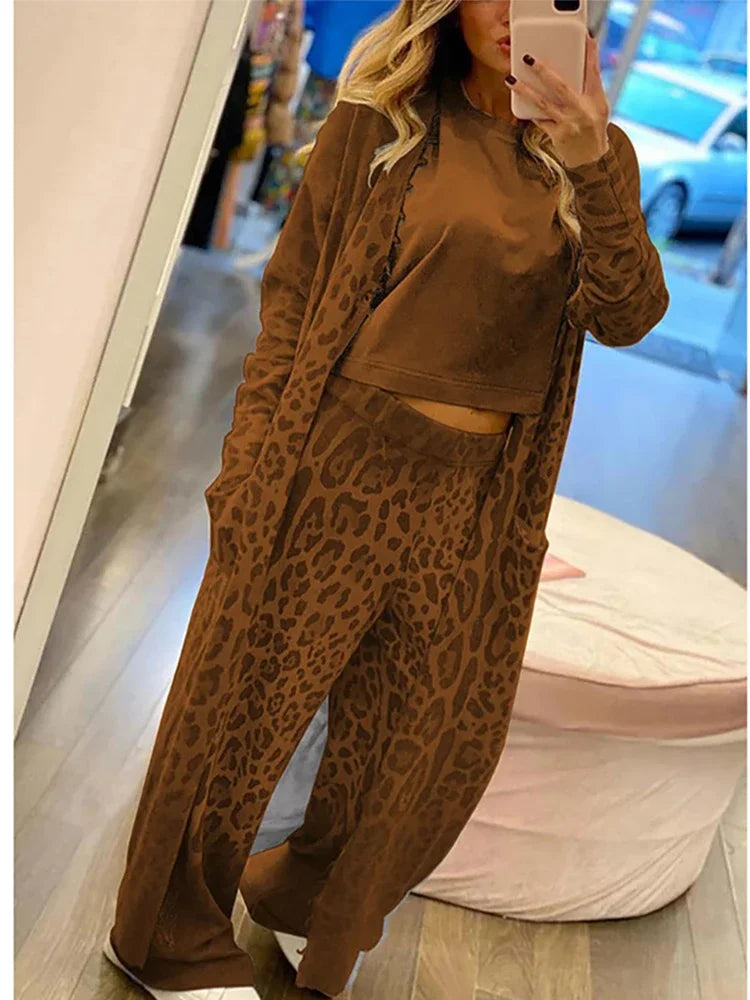 Langarm-strickjacke und hose