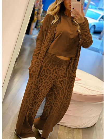 Langarm-strickjacke und hose