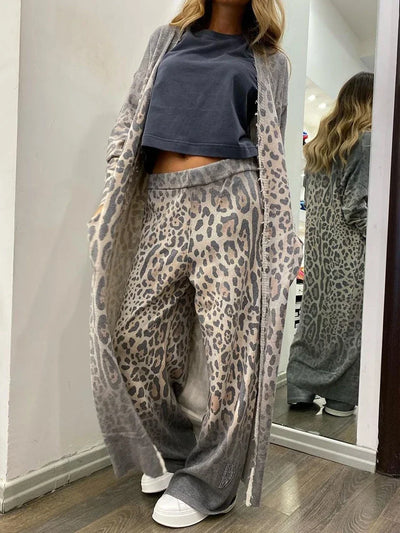 Langarm-strickjacke und hose
