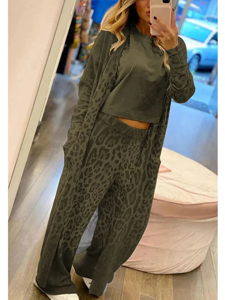 Langarm-strickjacke und hose