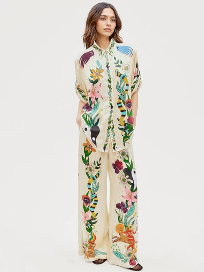 Komplett satiniert mit stilvollem Druck – Oversized Hemd und passende Hose