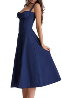 Blumiges bustierkleid mit mittlerer taille