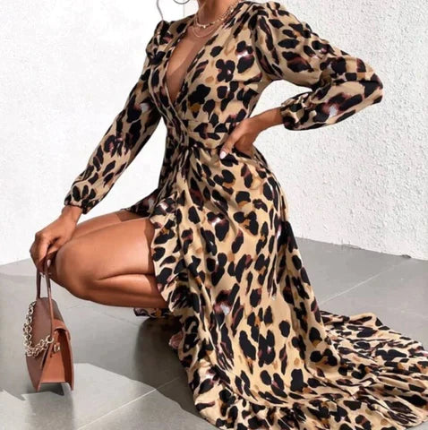 Kleid mit v-ausschnitt und leopardenmuster