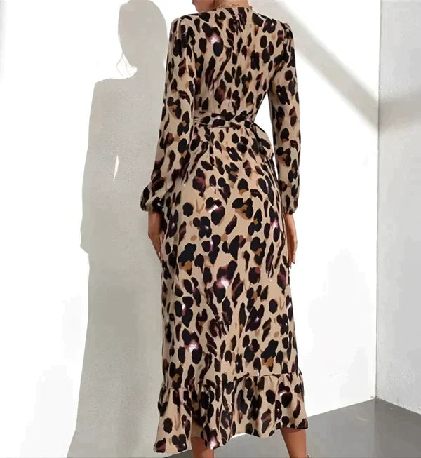 Kleid mit v-ausschnitt und leopardenmuster