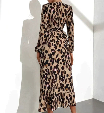 Kleid mit v-ausschnitt und leopardenmuster