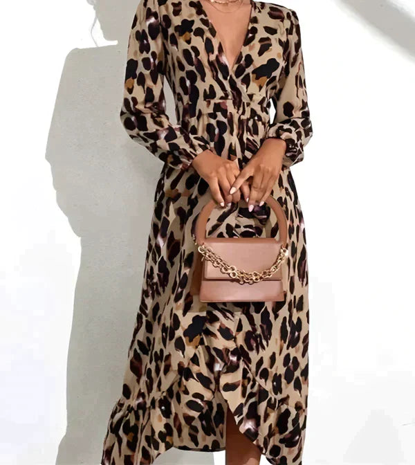 Kleid mit v-ausschnitt und leopardenmuster