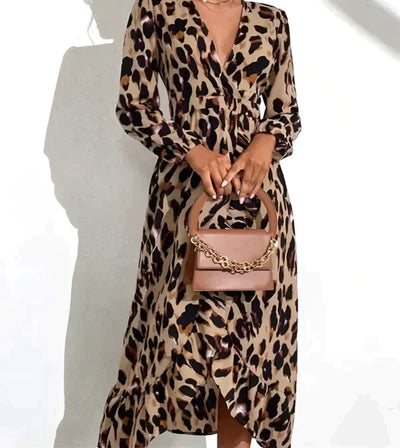 Kleid mit v-ausschnitt und leopardenmuster