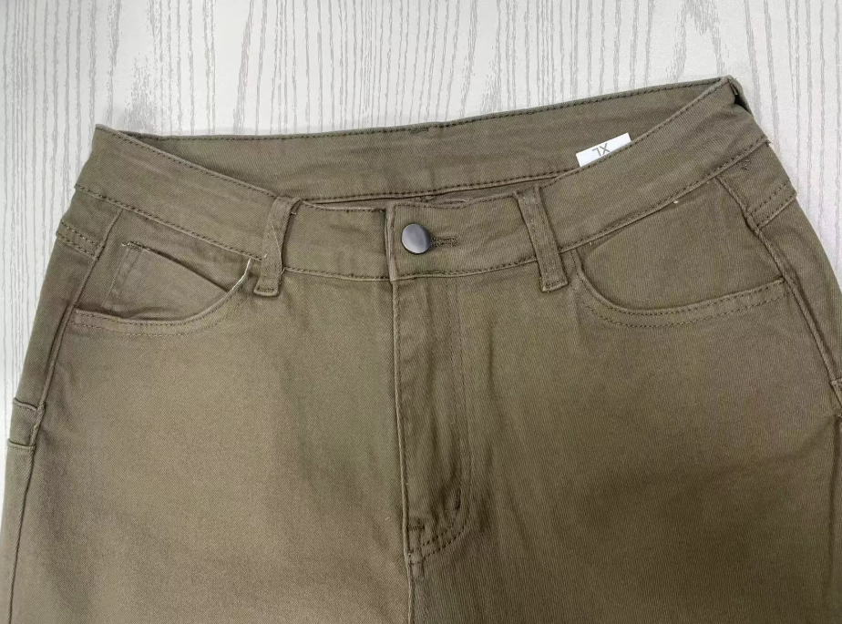 Damen-High-Waist-Jeans mit Schlag und Raw-Hem