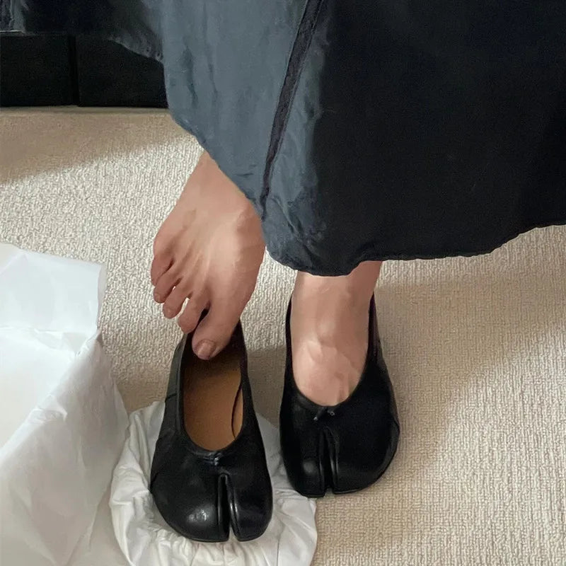 Damen Dirndl Schuhe mit geteilter Spitze | Flach