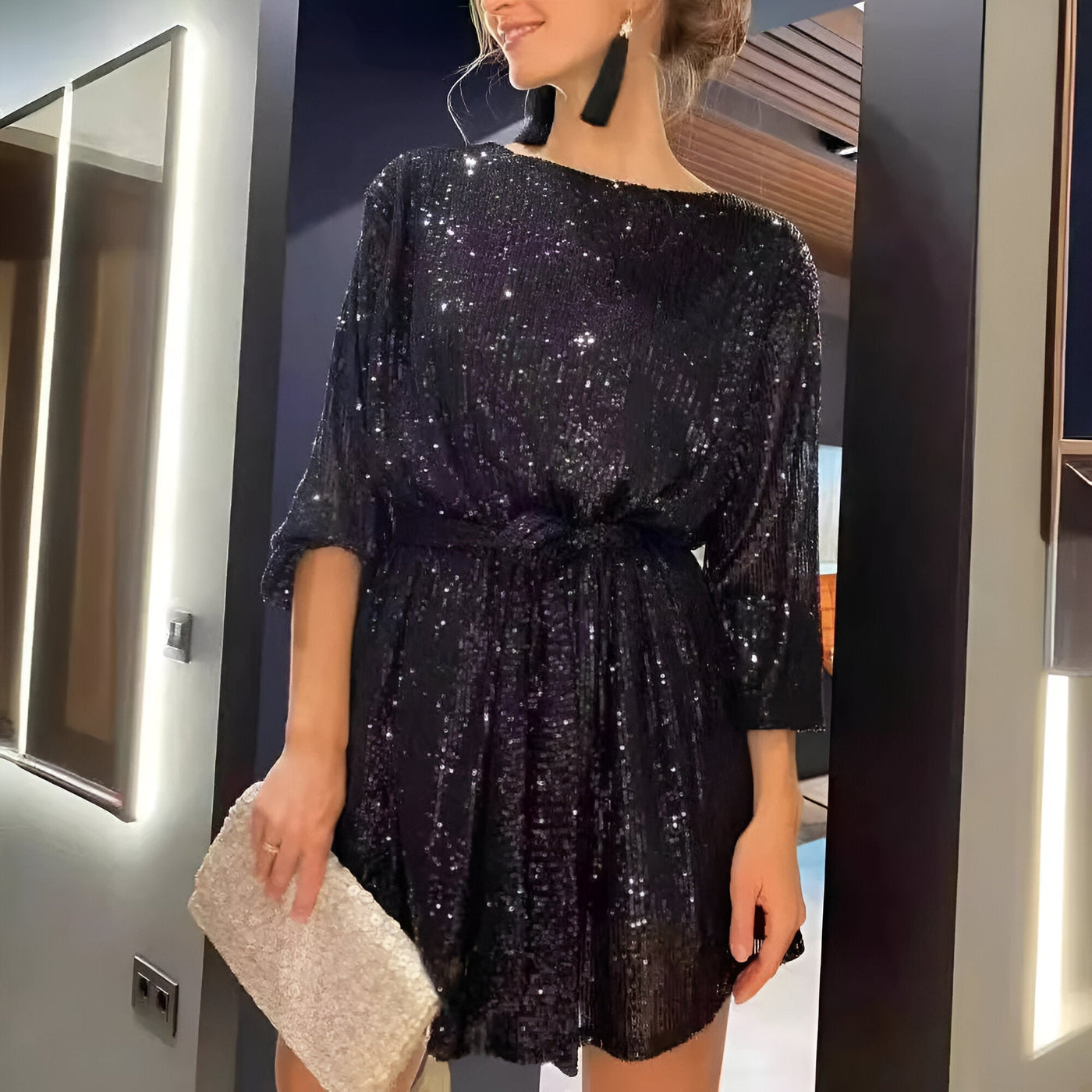 Carissima | Minikleid mit runder Ausschnitt und Perlenriemen