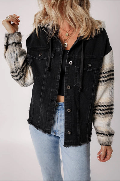 Jessie® | Schwarze Patchwork-Jeansjacke mit karierten Ärmeln und ausgefranstem Saum und Kapuze