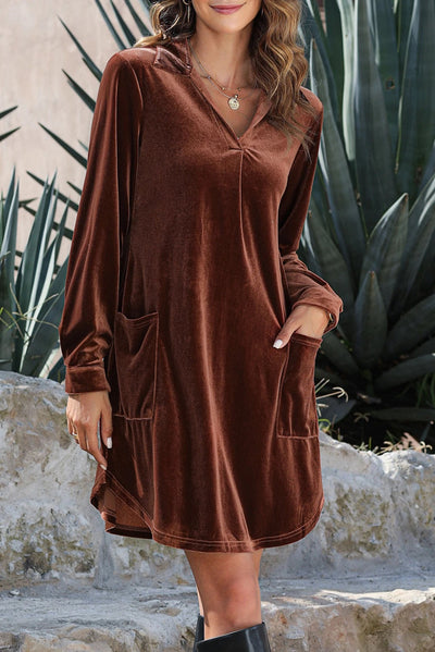 Margaret® | Kaffeebraunes Samtkleid mit Laschenärmeln, Kragen und V-Ausschnitt