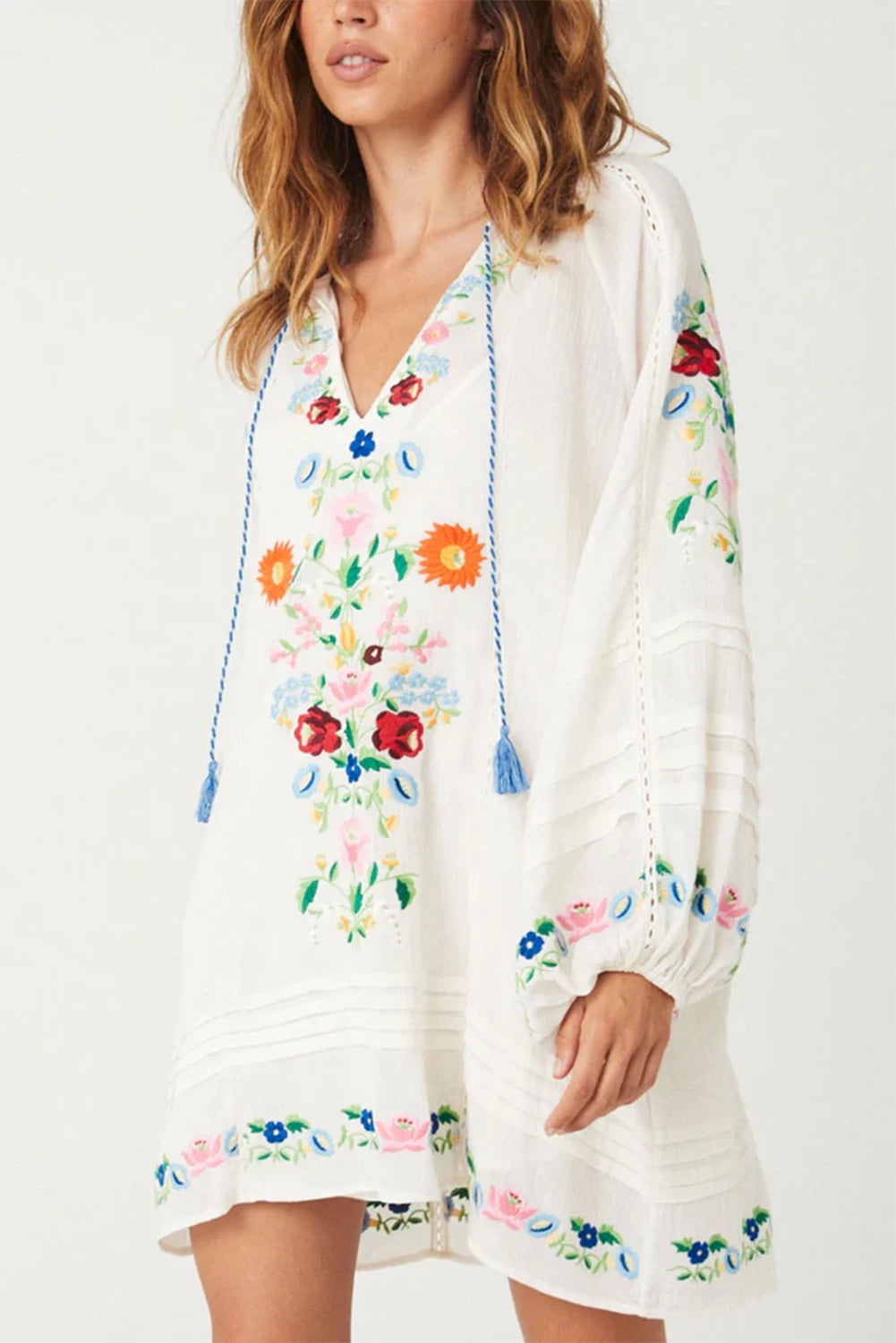 Hope® | Weißes Boho-Minikleid mit floralem Quastenband und V-Ausschnitt