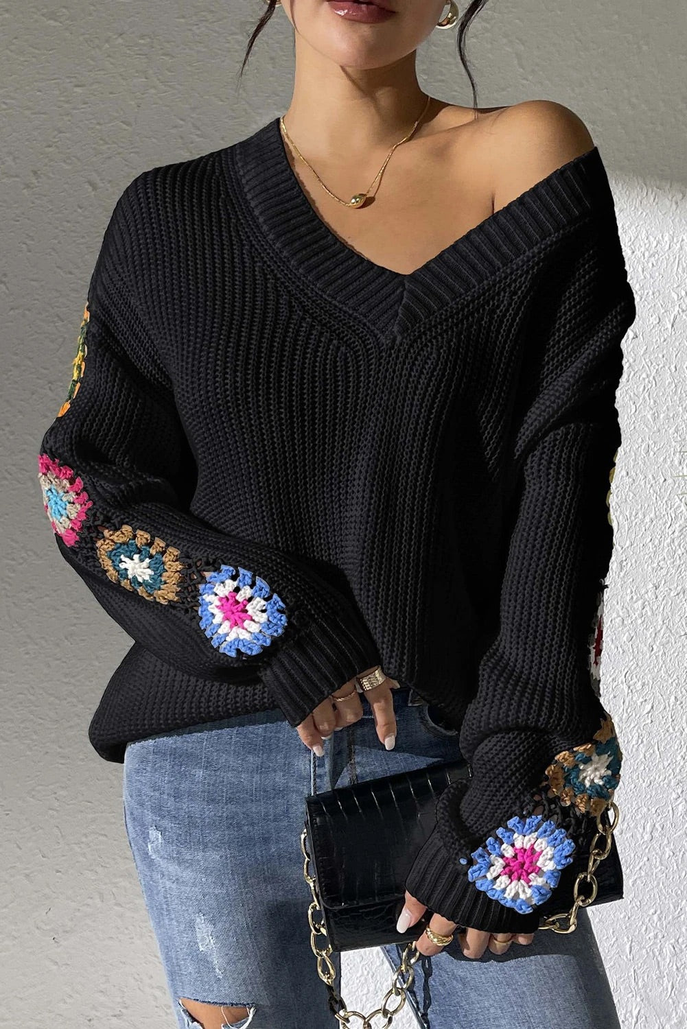 Heidi® | Schwarzer Pullover mit gehäkeltem Blumenspleiß und V-Ausschnitt