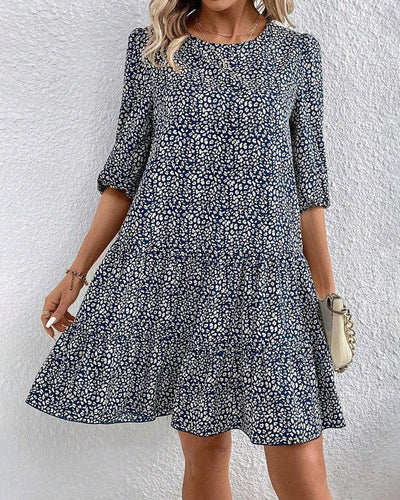 Kleid mit elegantem stil und rundhalsausschnitt