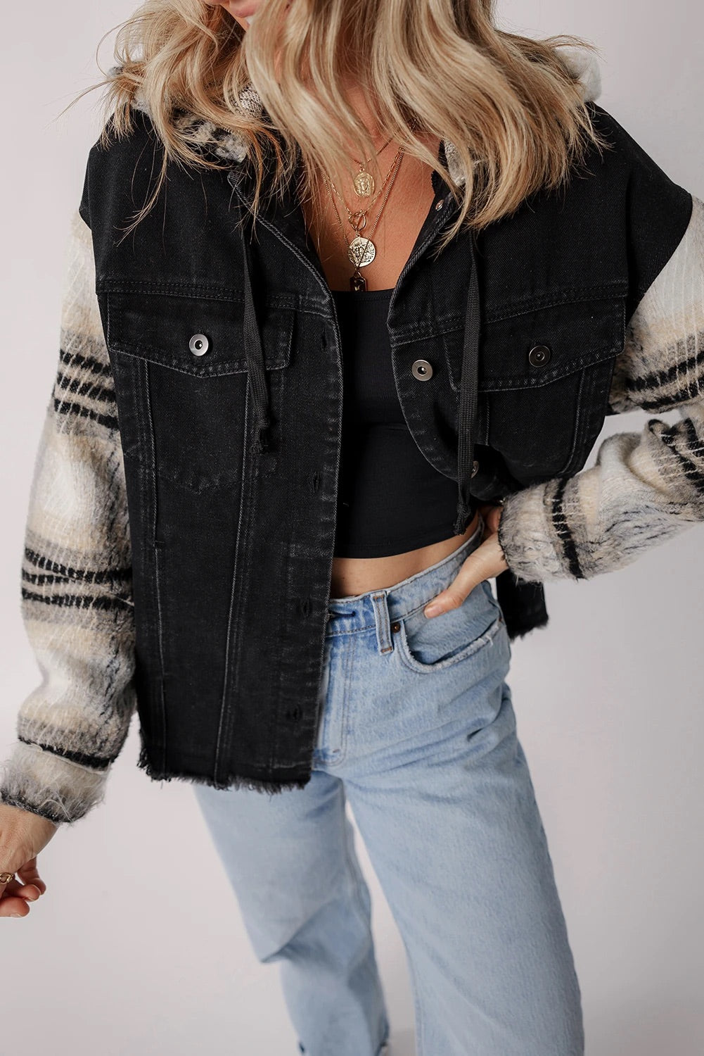 Jessie® | Schwarze Patchwork-Jeansjacke mit karierten Ärmeln und ausgefranstem Saum und Kapuze