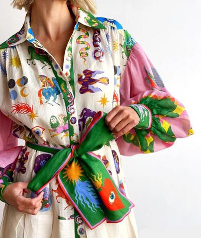 Buntes fantasievolles frauenkleid