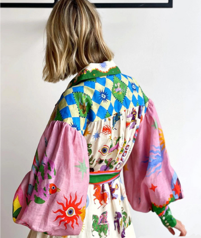 Buntes fantasievolles frauenkleid