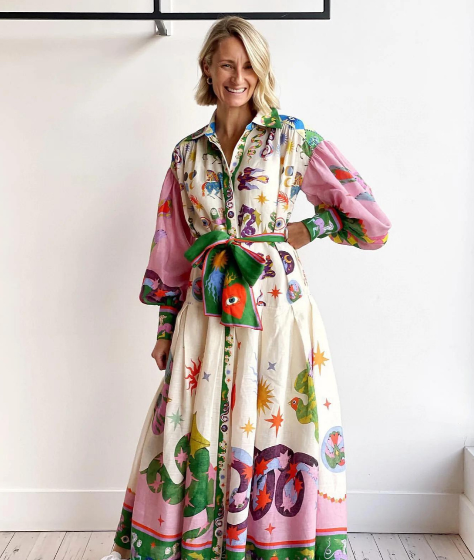 Buntes fantasievolles frauenkleid