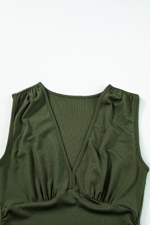 Zarina® | Moosgrüner, ärmelloser, gerüschter Overall mit weitem Bein und V-Ausschnitt