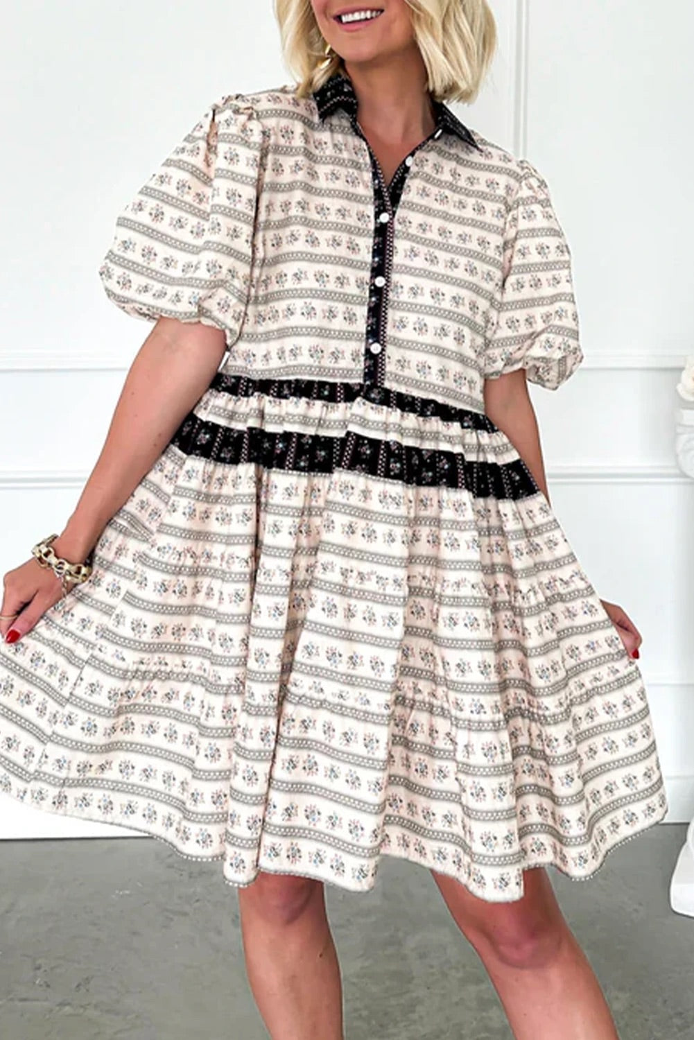 Ida® | Schwarzes, gestreiftes Boho-Minikleid mit Blumenmuster und Blasenärmeln