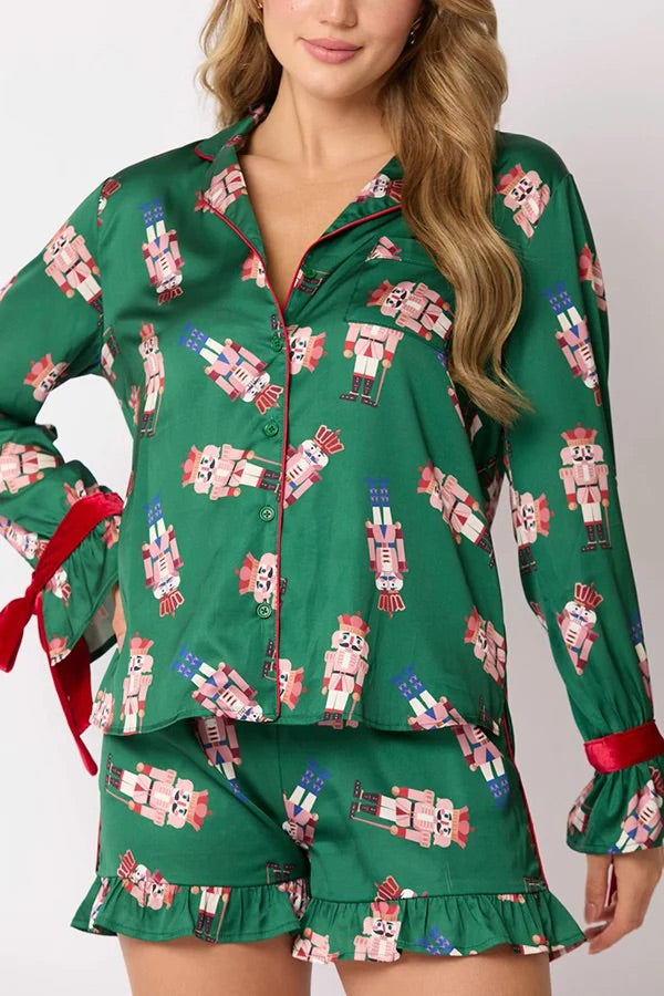 Marlene® | Weihnachtsmode-Set mit bedrucktem Oberteil mit Fliege und Shorts mit elastischem Bund und Rüschen