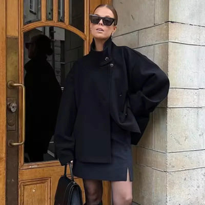 Kurze Damenjacke mit hohem Kragen und Knöpfen