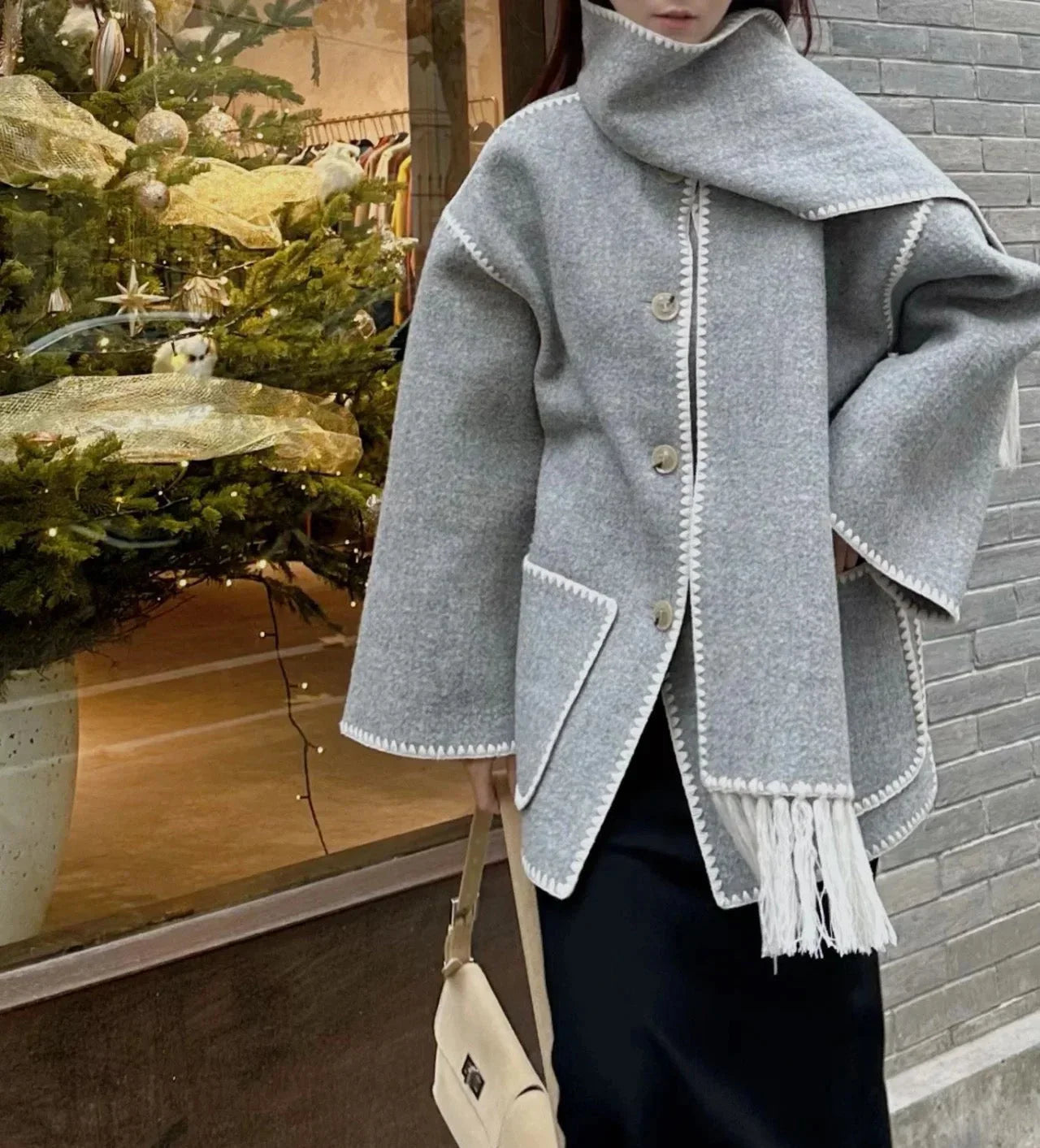 Kurze Damen Jacke mit Schal Fransen und Kontrastnähten