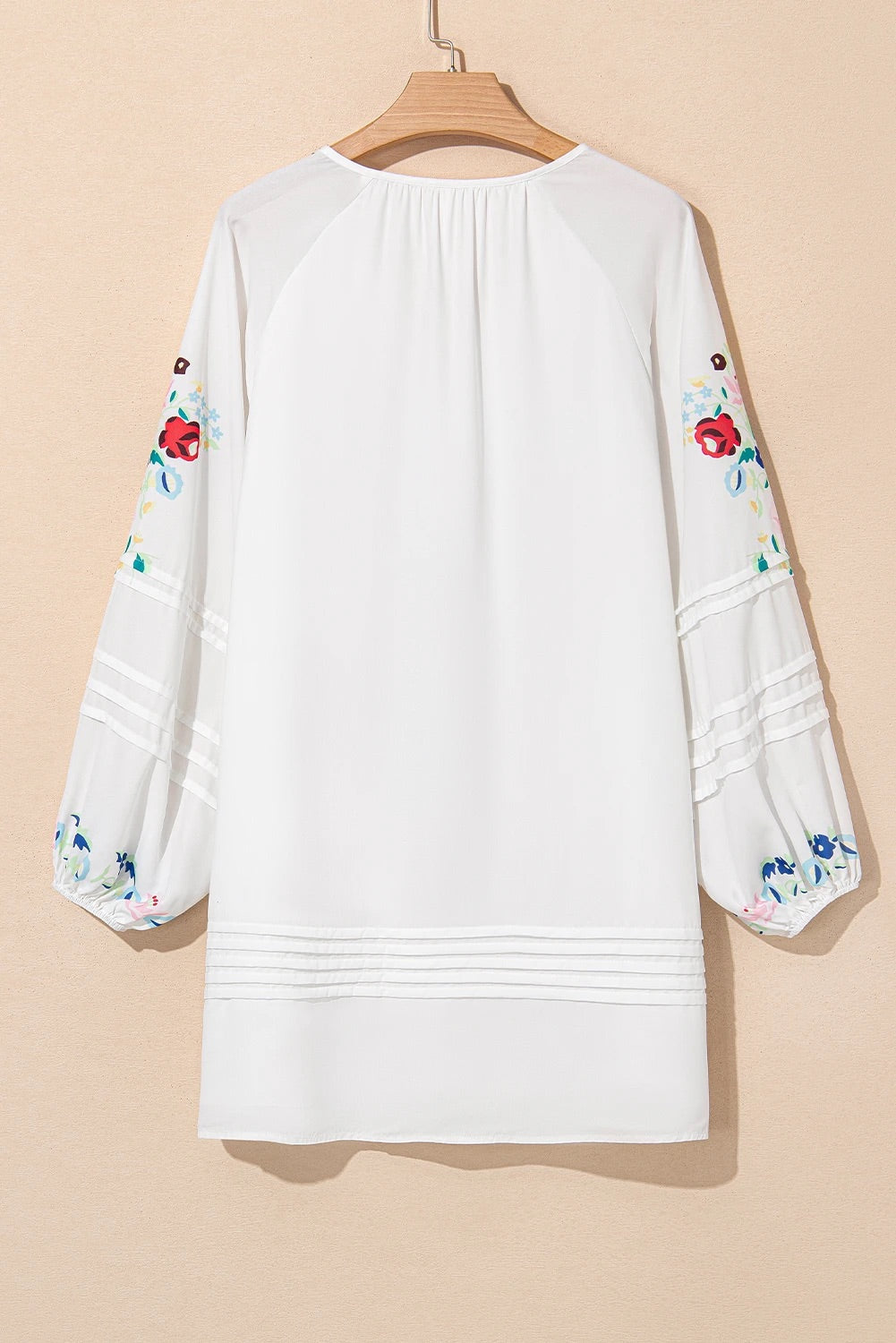 Hope® | Weißes Boho-Minikleid mit floralem Quastenband und V-Ausschnitt