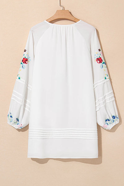 Hope® | Weißes Boho-Minikleid mit floralem Quastenband und V-Ausschnitt