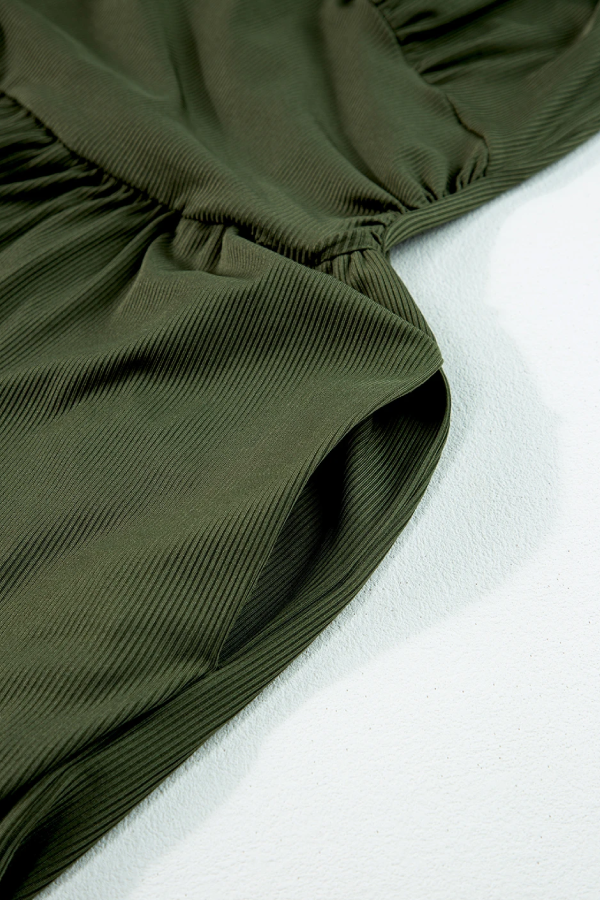 Zarina® | Moosgrüner, ärmelloser, gerüschter Overall mit weitem Bein und V-Ausschnitt