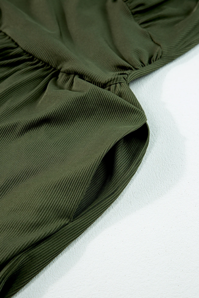Zarina® | Moosgrüner, ärmelloser, gerüschter Overall mit weitem Bein und V-Ausschnitt