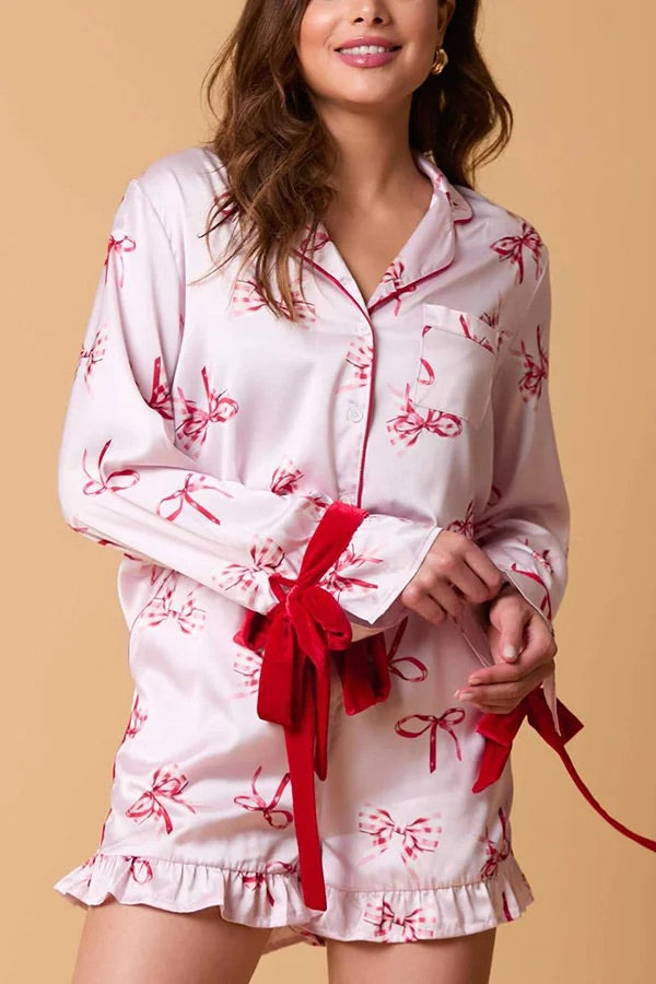 Marlene® | Weihnachtsmode-Set mit bedrucktem Oberteil mit Fliege und Shorts mit elastischem Bund und Rüschen