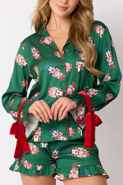 Marlene® | Weihnachtsmode-Set mit bedrucktem Oberteil mit Fliege und Shorts mit elastischem Bund und Rüschen