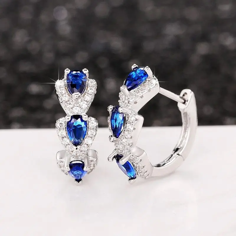 Elegante Silberohrringe mit eingelegten blauen Zirkonia