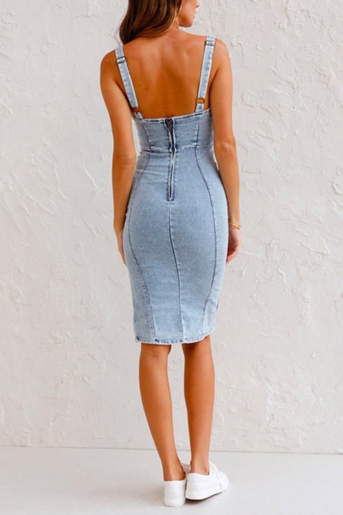 Denim-kleid mit verstellbaren schulterriemen