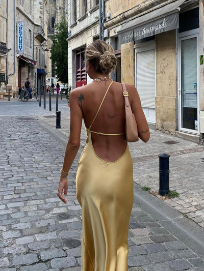 Langes Satinkleid mit Schlitz & offenem Rücken – Elegantes Abendkleid