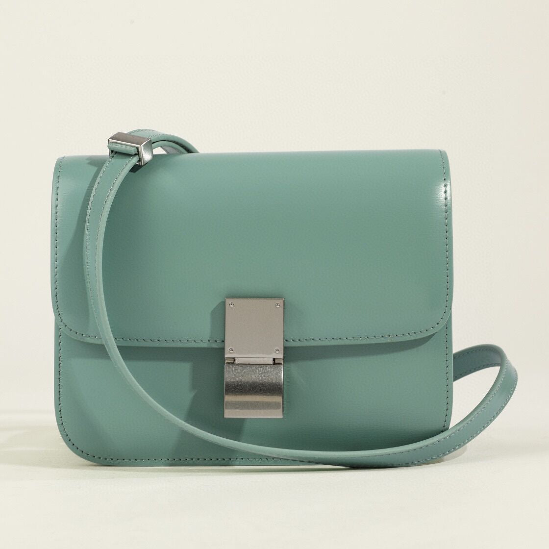 Damen Umhängetasche – Veganes Leder – Kompakte Design-Tasche