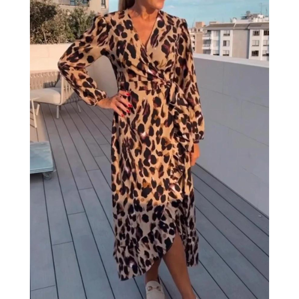 Kleid mit v-ausschnitt und leopardenmuster