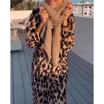 Kleid mit v-ausschnitt und leopardenmuster