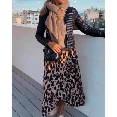 Kleid mit v-ausschnitt und leopardenmuster