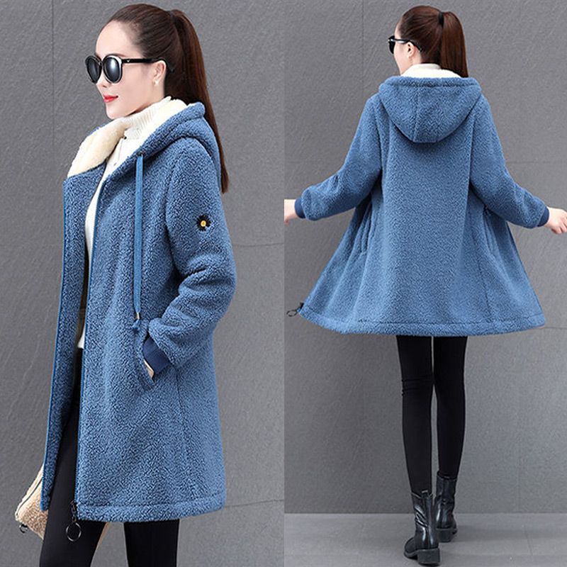 Kamila Wintermantel mit Kapuze