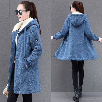 Kamila Wintermantel mit Kapuze