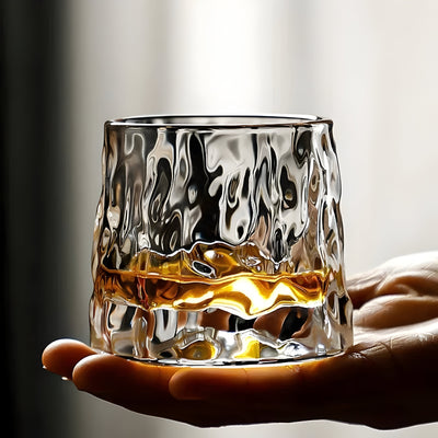 SwirlSip – Drehbares, texturiertes Whiskyglas mit auffällig geripptem Design